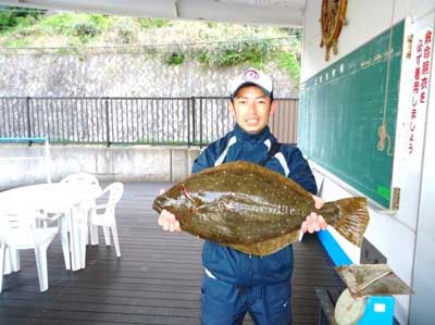 2012年4月28日（土）若狭湾でヒラメの63cmを釣られました